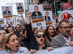"Regime will uns einschüchtern": Tausende Türken protestieren gegen Druck auf Medien